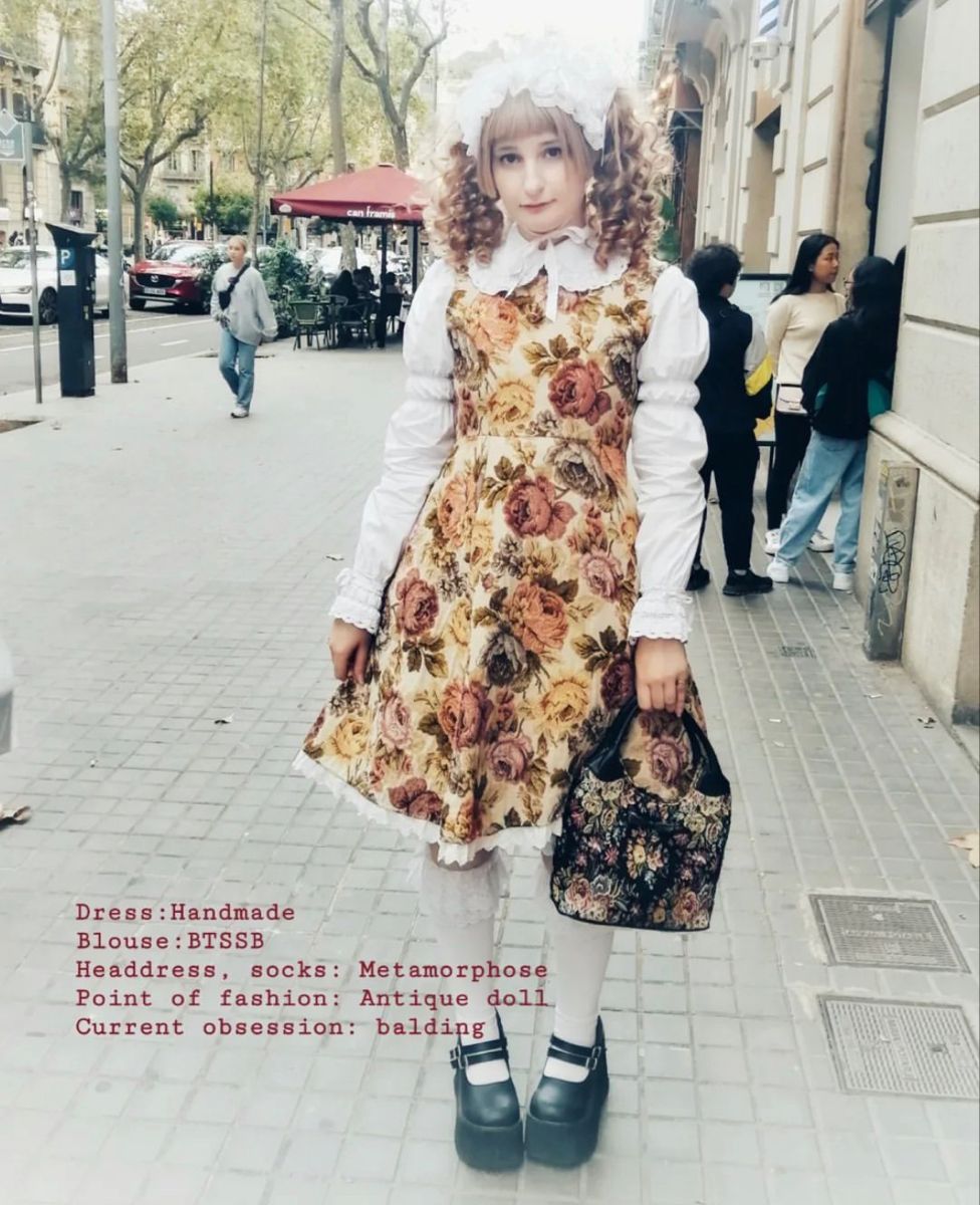 An old school Lolita in a Gobelin dress