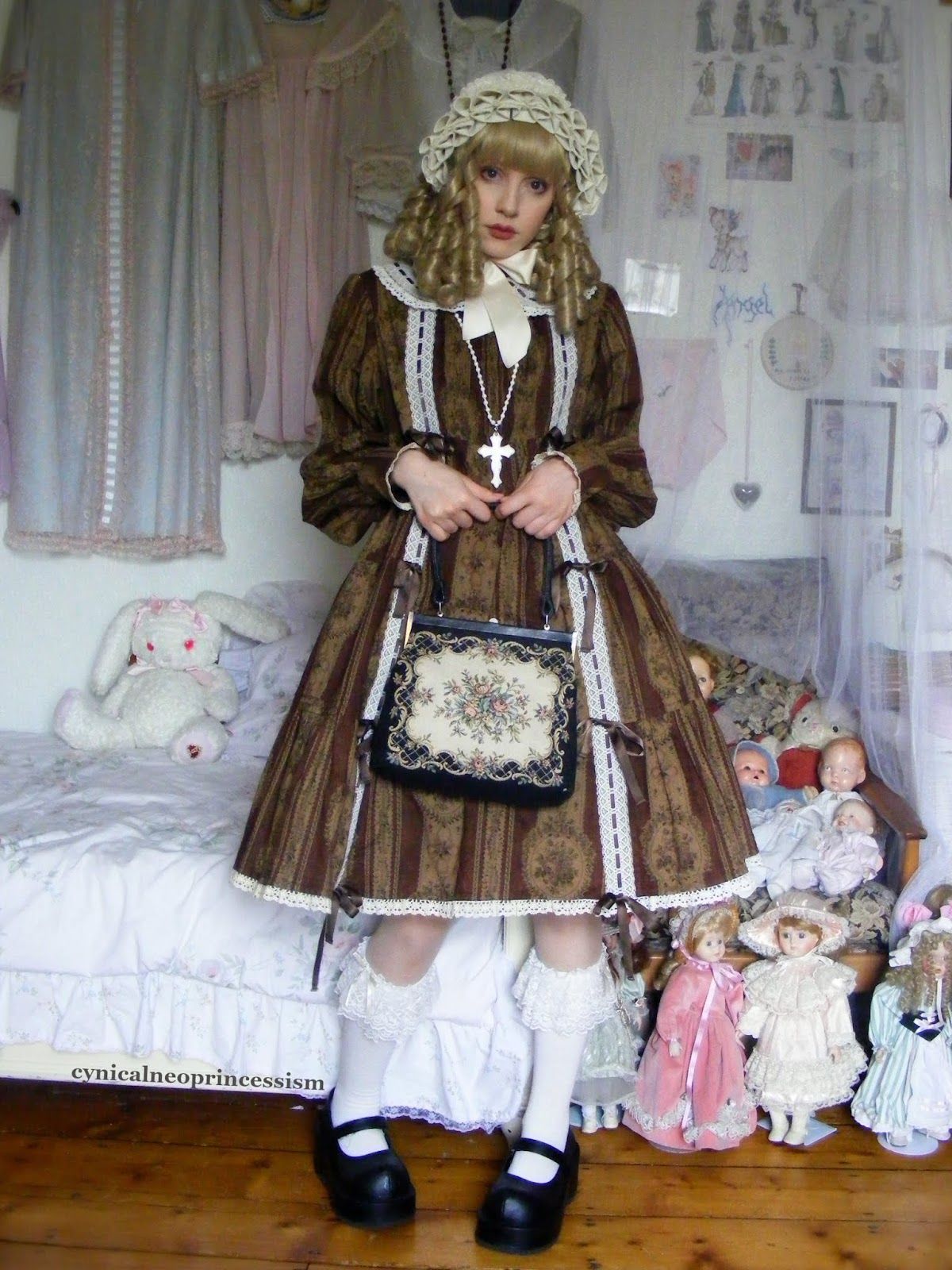 An old school Lolita in a brown OP